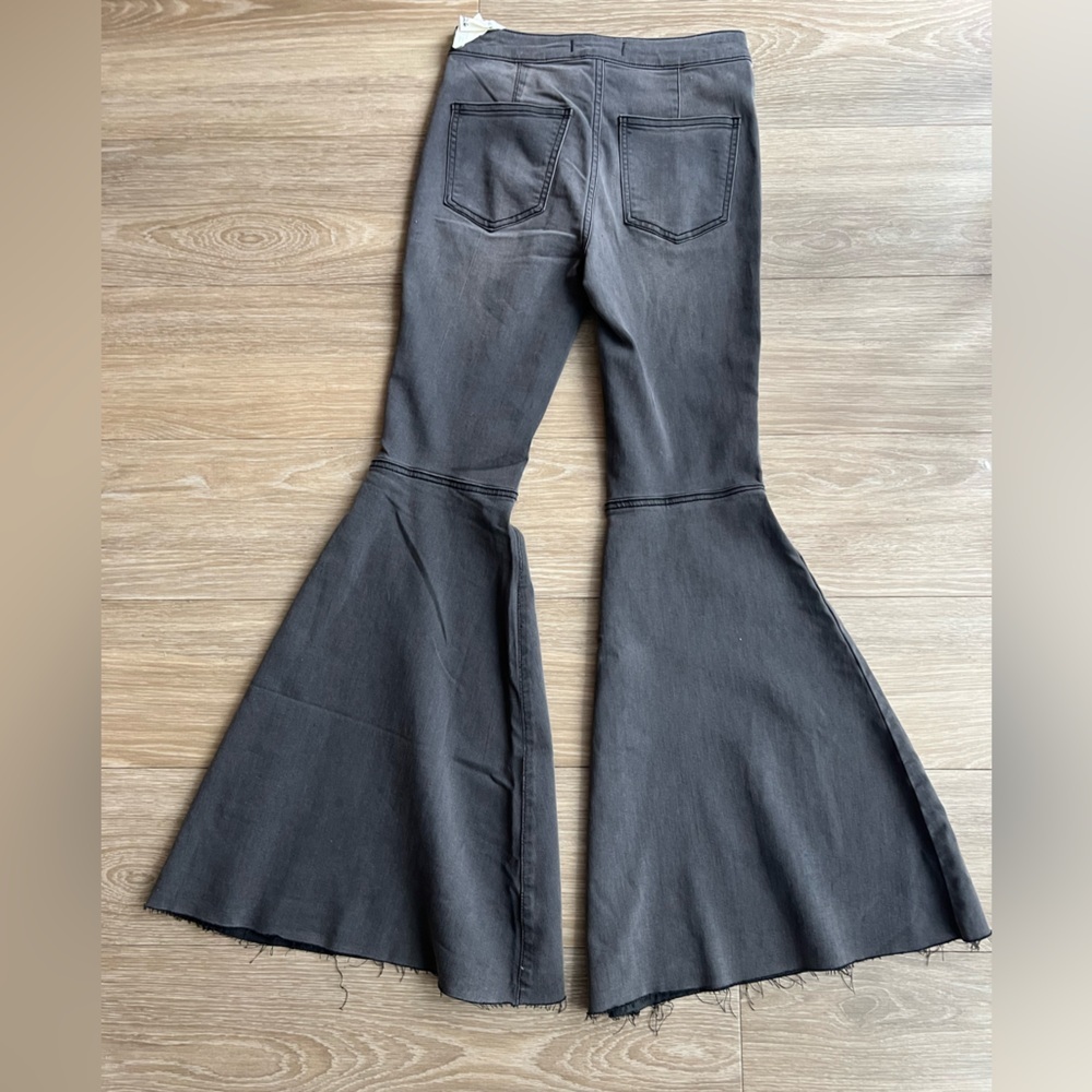 NWOT $78 FREE PEOPLE HIGH RISE DARK WASH JUST FLOAT ON FLARE JEANS Size 26 Black - Picture 3 of 5